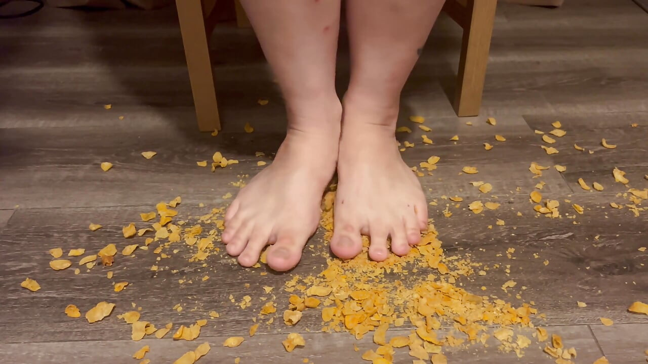Food Crunching - pisando no cereais com pés nus