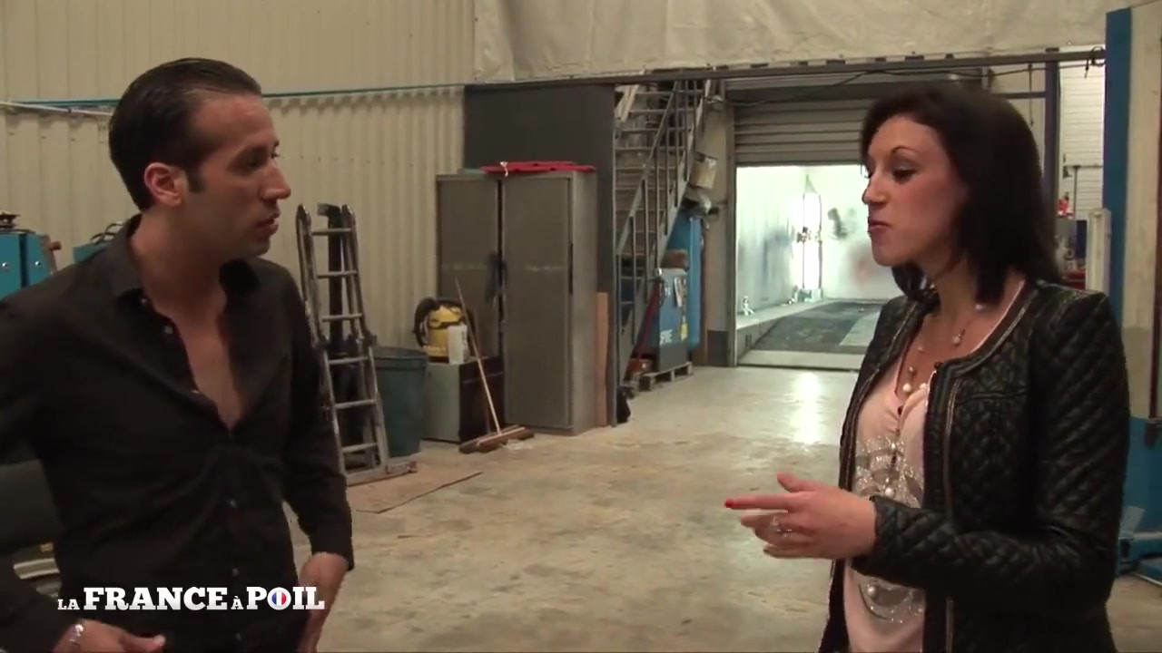 小さな胸のスマートビューレットが尻で請求書を払う