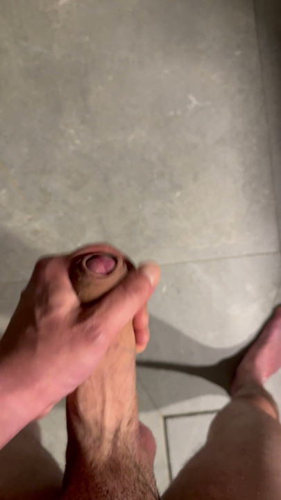 뚱뚱한 자지가 샤워 중에 사정한다