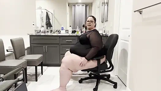 Luxe in Lingerie: Plump Paradise Tight Chair Tease (wmv)