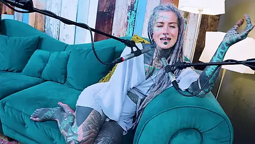 Aku berbicara tentang U - uncomfortable - ASMR podcast SFW berbicara tentang gadis gothic bertato rambut gimbal