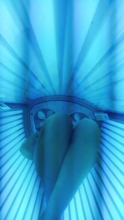 Cum monster in tanning bed