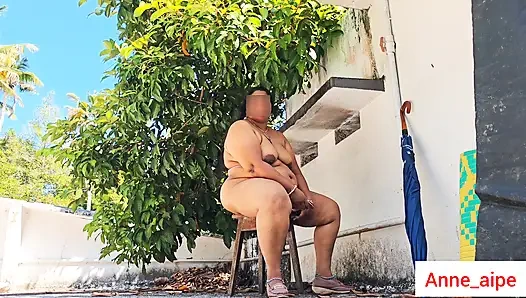 Beyaz ceketli Hindistanlı tombul kız kamera için soyunuyor