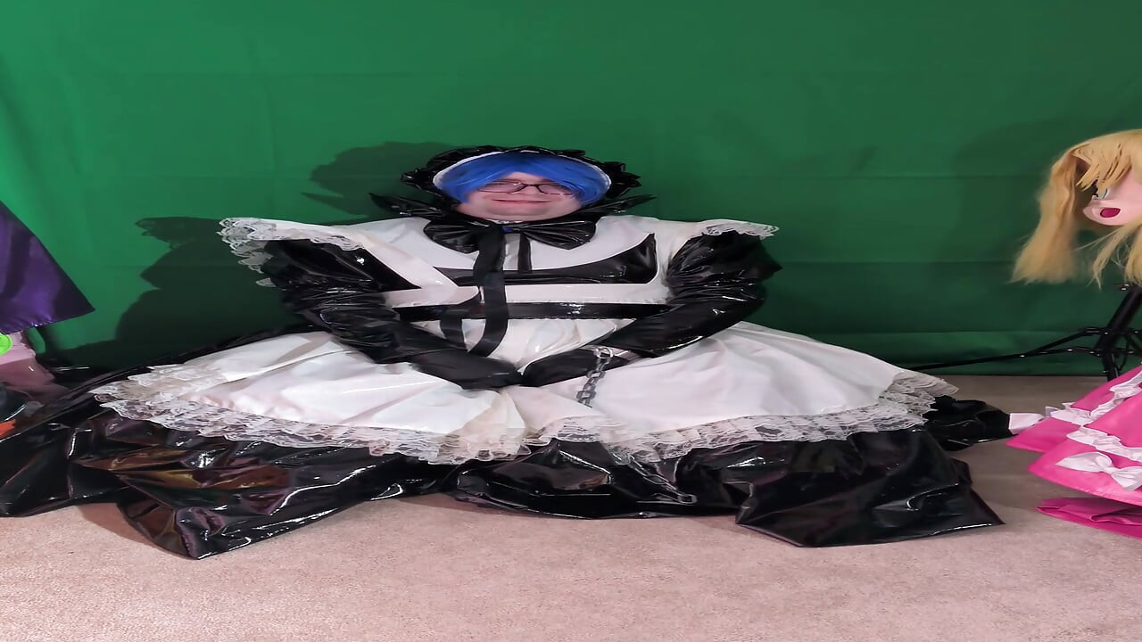Lagdelt PVC Maid Aoi i en lang tryllestav vibratorsession
