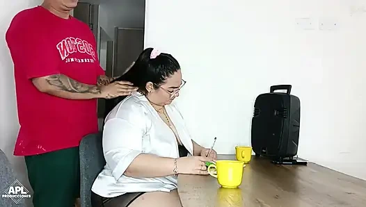 Während ich meiner Stiefmutter bei den Hausarbeiten helfe, lasse ich sie meinen harten Schwanz auf ihrem Rücken spüren