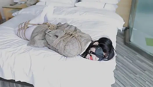 Hui09 - a White-stockinged Jk Girl Is Bound to the Bed with Ropes.