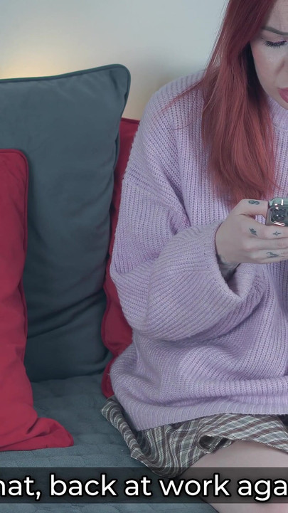 Macocha masturbuje się obok pasierba na kanapie do dzikiego pieprzenia