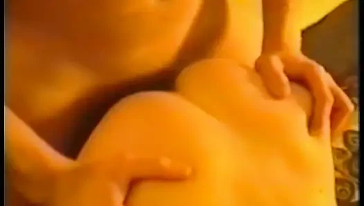 Kırmızı iç çamaşırlı seksi fahişe sıkı amcığını büyük bir yarakla dolduruyor
