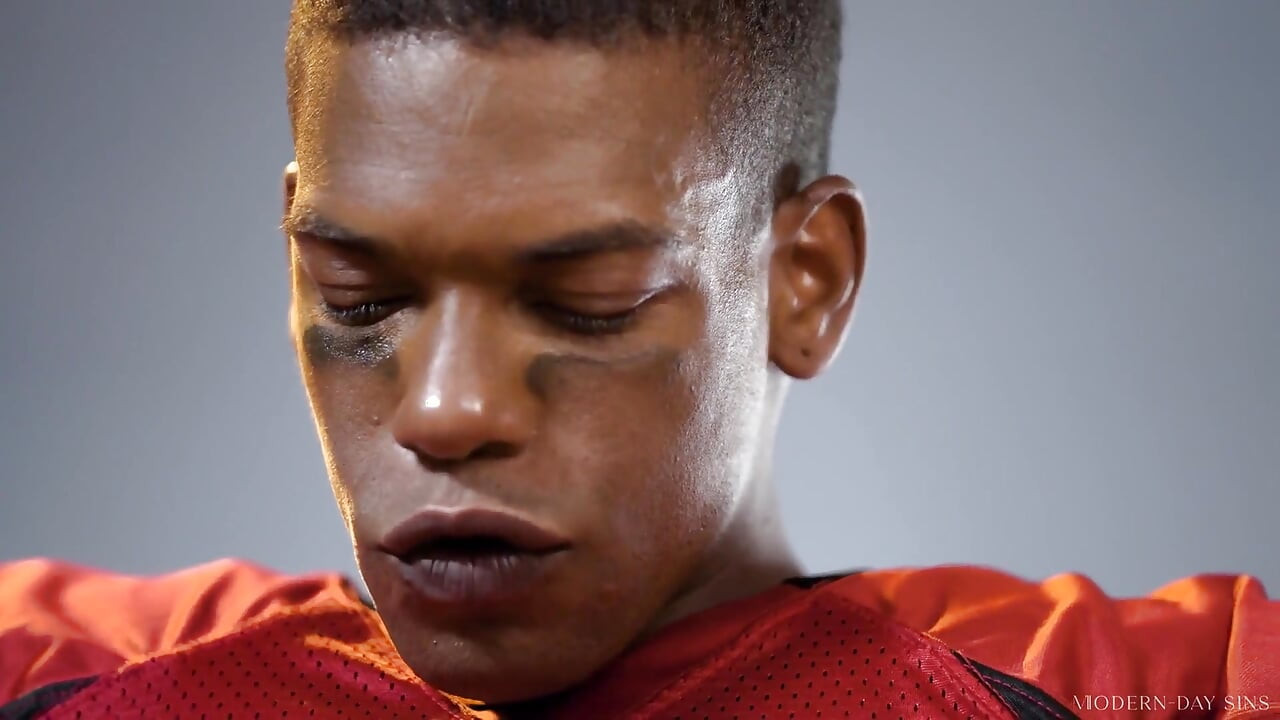 異性的柔軟性 - 怒れるクォーターバックのエイドリアン・ハートが新人のジョセフ・キャスリアンをロッカールームに据え