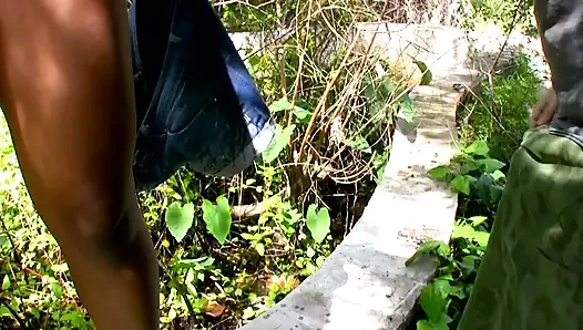 Siyah amcık önemlidir, orta yaşlı seksi kadın dışarıda sikişiyor