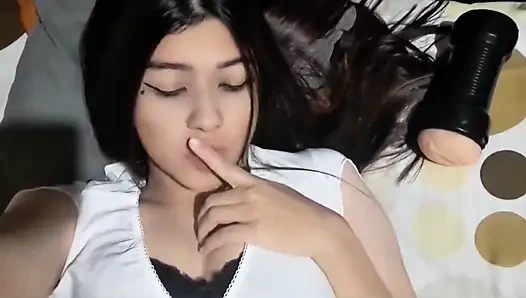 Geiles mädchen masturbiert mit ihrem sexspielzeug, echt selbstgedreht