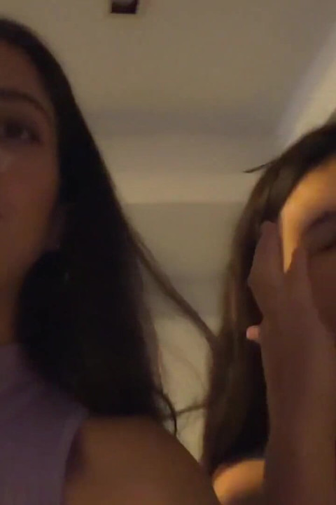 Dos bellezas cubiertas de esperma les encanta caminar - cumwalk