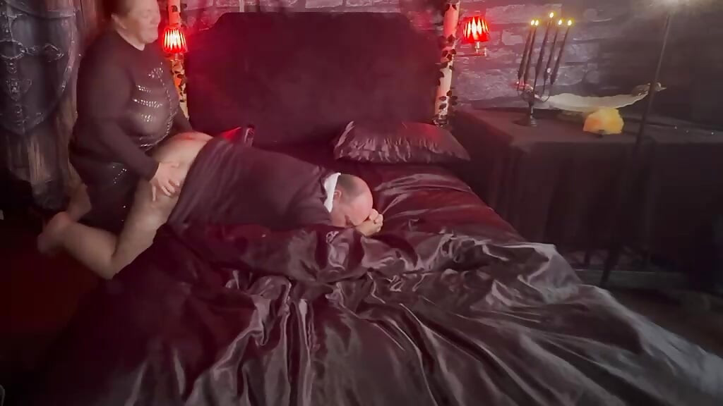 3. deo:- Kraljica vampir pretvara sveštenika u kurvu koja puši kurac
