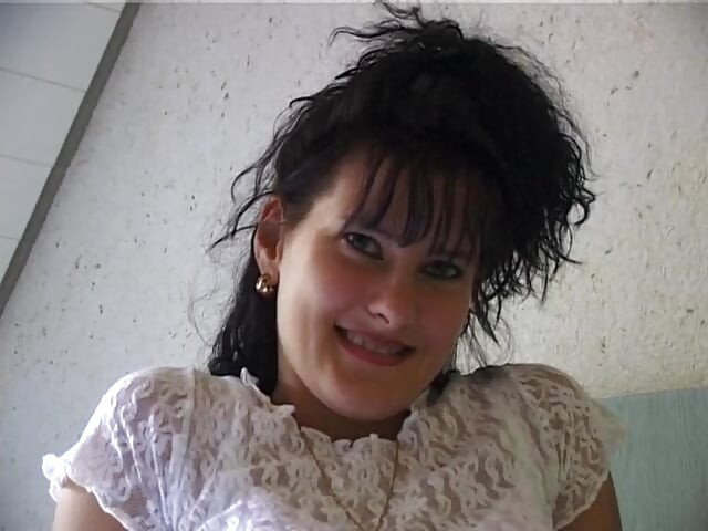 Chica cachonda se acuesta en la cama follando con los dedos y acariciando el clítoris