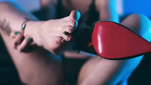 Dev tek boynuzlu at dildosunda zıplıyor
