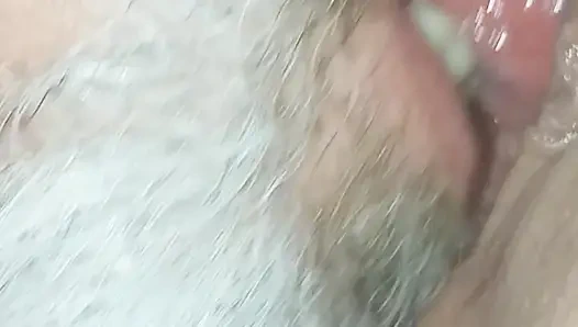 Она принимает два огромных дилдо