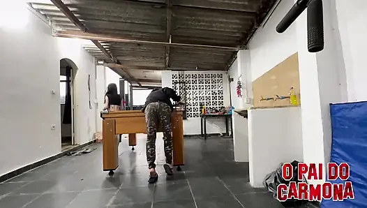 Игра в бильярд, оставляя плохой Мелли голой