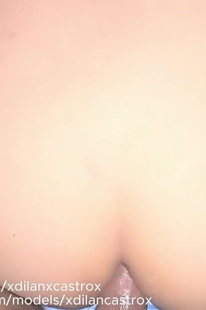 美丽的小丑赤裸骑鸡巴给异性恋, 好奇并给他激烈的肛交 内射