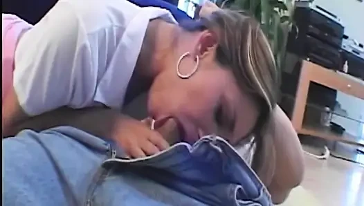 Tante sange rambut cokelat lagi asik nyepong dan fingering memeknya sampai muncrat banyak banget