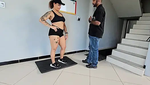 Я вынимаю соседа из его мыслей, я заставил его поддаться искушению, чтобы он много трахал меня, я задницу в шерсти