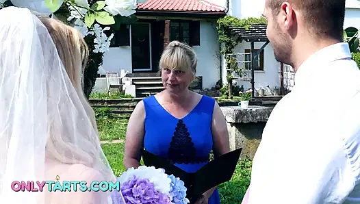 Marrieding the whore - pengantin wanita seksi nyepong dan ngentot kontol besar sahabat pria yang beruntung