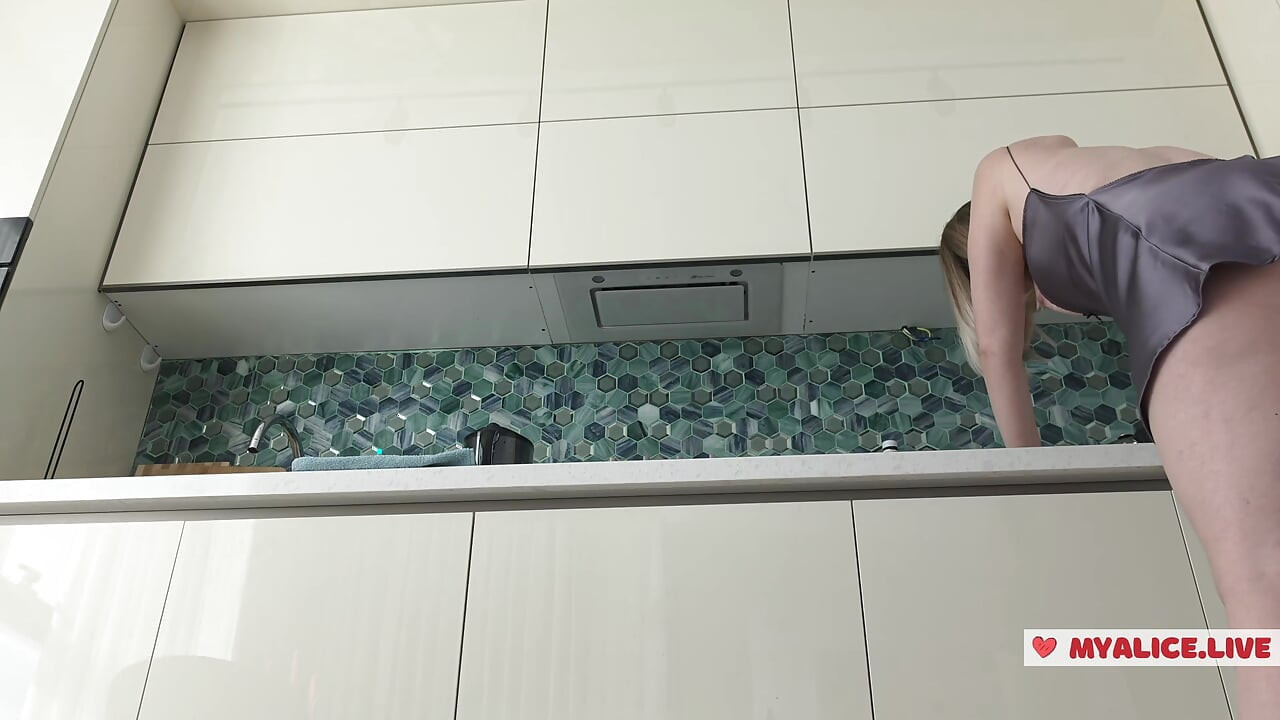 Punto de vista: mi compañera de cuarto se olvidó de bragas, su coño y grandes tetas tan calientes