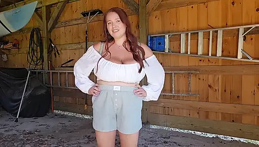 Der sexy MILF von nebenan bei Yardwork pOV helfen