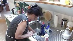 Wanita pembersihan 57 Helga dikongkek di dapur