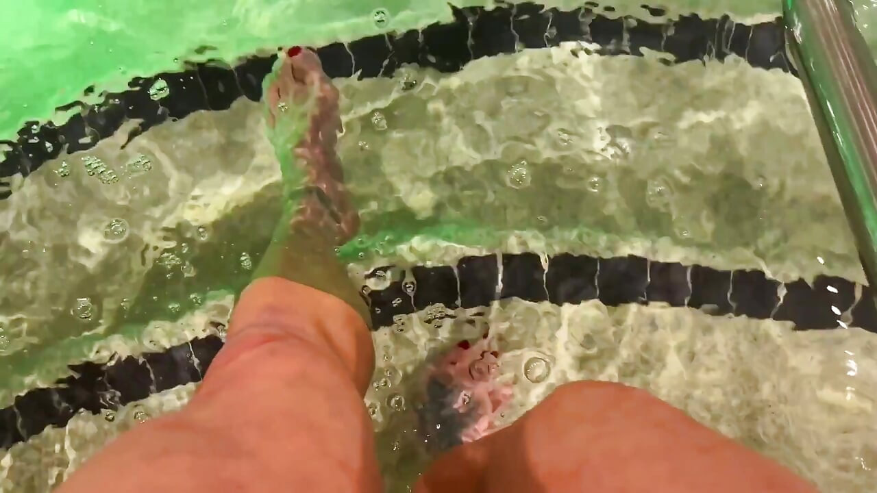 Amazon Kandy Flexes Her Massive Biceps in Her Hotel Pool