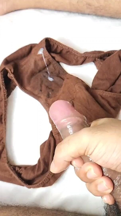 "Üvey anne kirli külotunu bıraktı üvey oğlu mastürbasyon yapıyor ve üzerine boşalıyor" den güçlü an