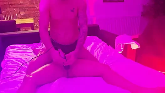 Maisie Lewis İngiliz Tom'un sihirli ellerini deneyimler