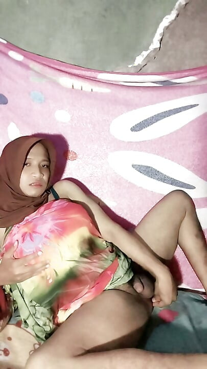 Terung Shemale Hijab Cantik