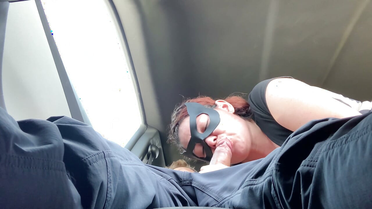 Ich ficke den Über-fahrer, ich masturbiere in seinem auto, ich gebe ihm einen leckeren blowjob und er nimmt mich zum hotel