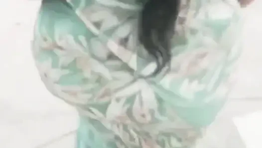 Evli kadın vücudunu kocasına gösteriyor ve sikişiyor