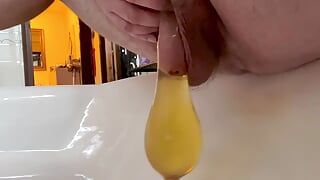 Pisse jaune matinale chaude dans un préservatif
