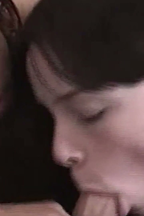 두 명의 섹시한 여자들이 운 좋은 작은 자지 남자를 만족시킨다