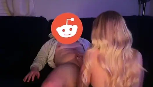 Aku mengambil keperawanannya dan membuatnya muncrat di dalam diriku dengan cepat menunggangi redditor