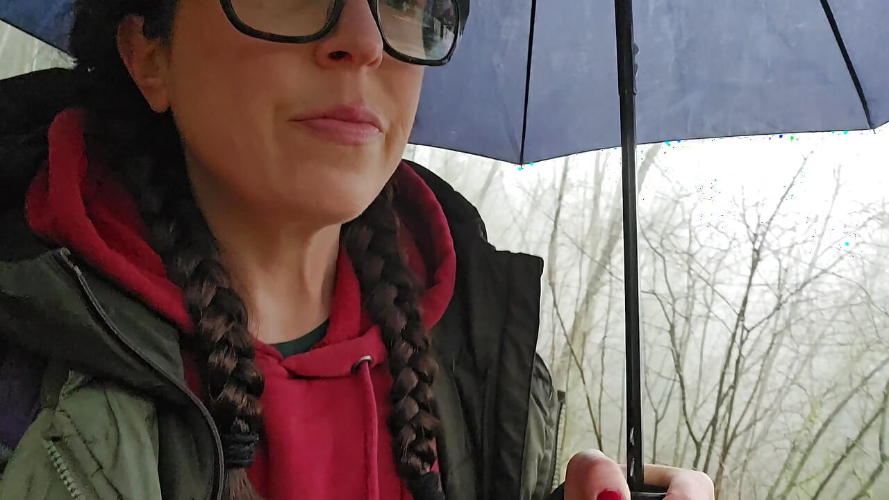 Drumeție și pișare într-o zi ploioasă