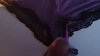 妹の紫色のパンティーに射精