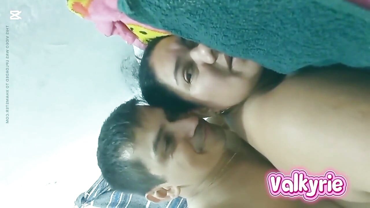 Bonita bare stnon vali amir ko choos rahi hai