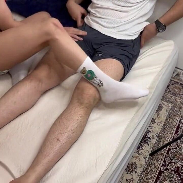 Мой маленький пасынок пытается справиться с большой палкой отчима