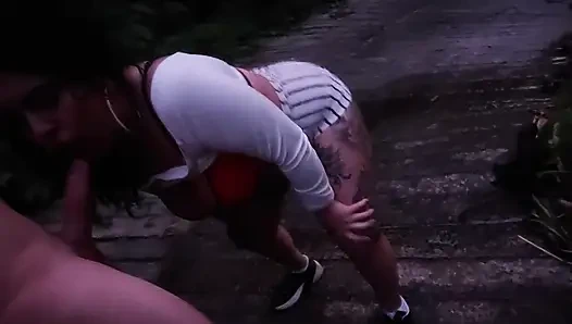 Büyük memeli Kolombiyalı açık havada onu sikmemi istiyor