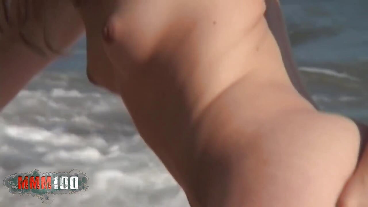 Yaiza Del Mar : la jolie petite blonde Yaiza Del Mar fait un strip-tease torride