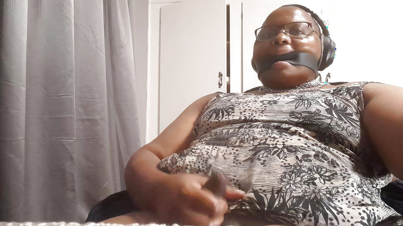 Черна Транс Момиче Гледа Порно и Се Мастурбира, Част 1