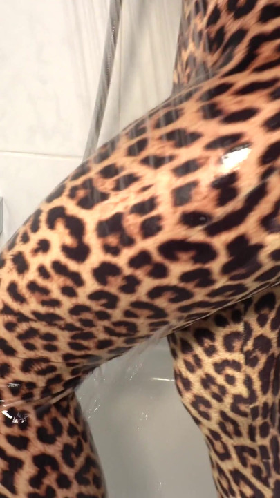 Leo Zentai Catsuit Wet Bathtub Experience Ends with Facial Mask Cum Play - Projectfundiary