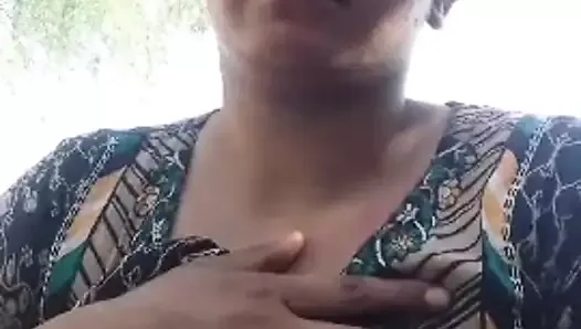 Horny Desi Bhabhi Showing Her Boobs In Outdoor Public Park