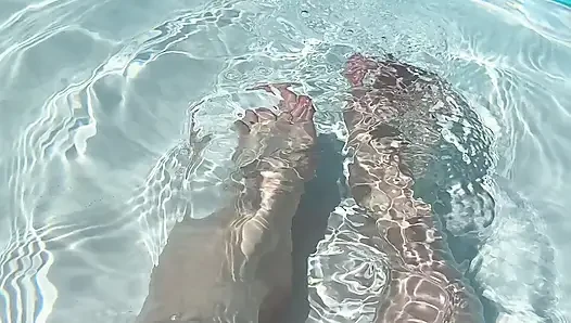 Main kaki sendirian di kolam renang