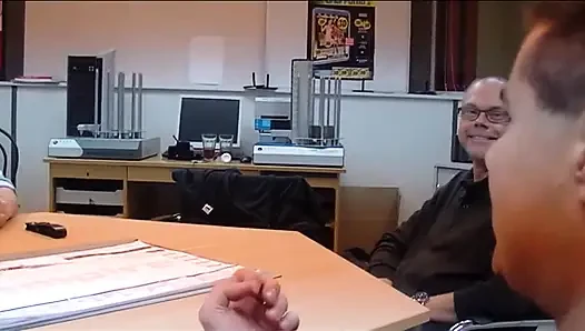 Olgun esmer yoğun parmaklama ve amcık yemeden ıslak