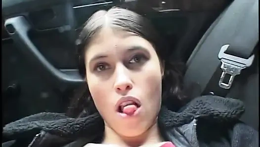 Mastürbasyon yapan genç kız açık havada işemek için arabadan çıkıyor