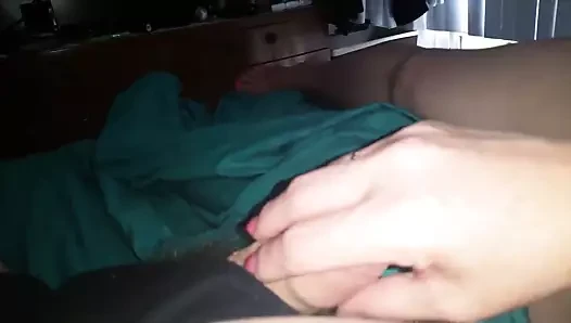 nazikçe okşayarak
